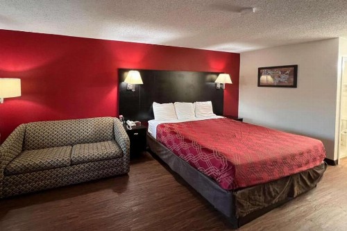 Econo Lodge Inn & Suites Tuscaloosa - image 10