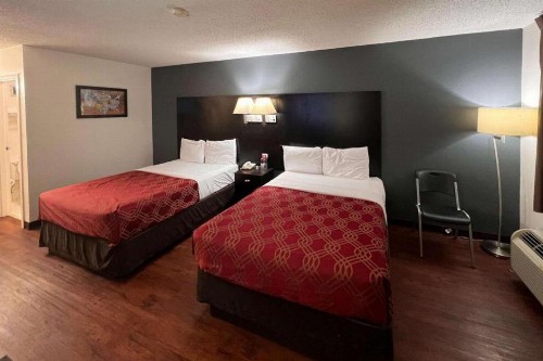 Econo Lodge Inn & Suites Tuscaloosa - image 19