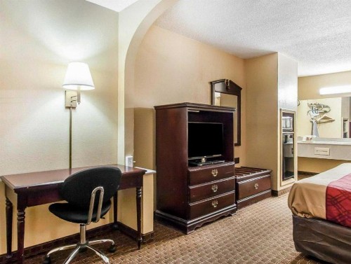 Econo Lodge Inn & Suites Tuscaloosa - image 22