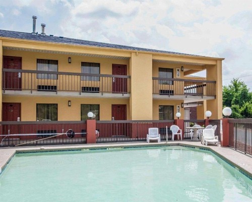Econo Lodge Inn & Suites Tuscaloosa - image 2