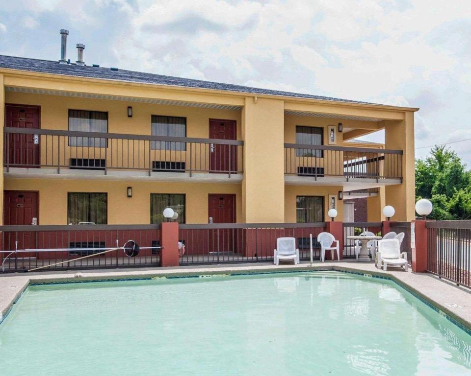 Econo Lodge Inn & Suites Tuscaloosa - image 2