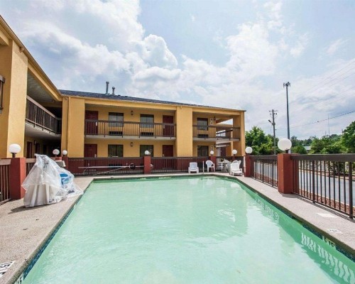 Econo Lodge Inn & Suites Tuscaloosa - image 3