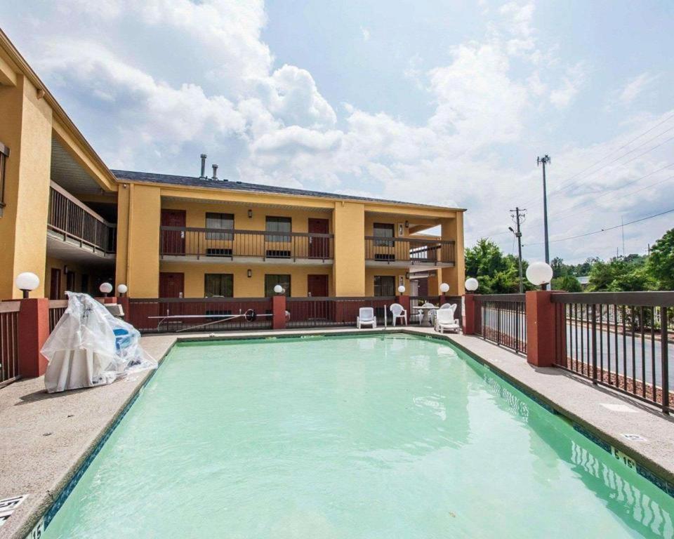 Econo Lodge Inn & Suites Tuscaloosa - image 3