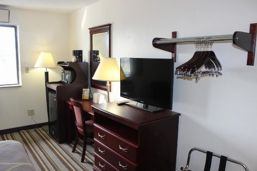 Super 8 by Wyndham Tuscaloosa - image 4