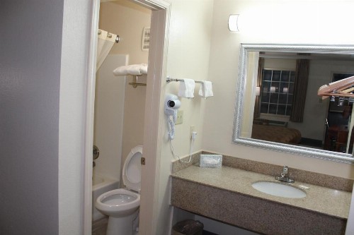 Americas Best Value Inn Tuscaloosa - image 8