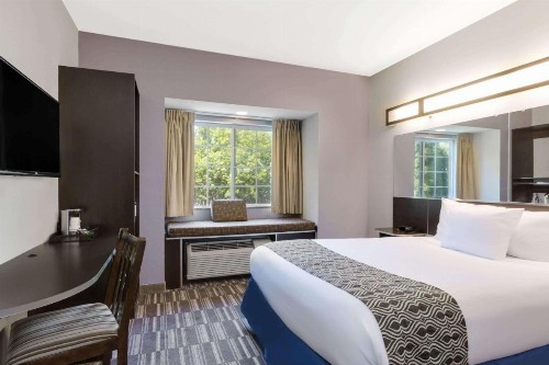 Microtel Inn & Suites by Wyndham Tuscaloosa - image 9