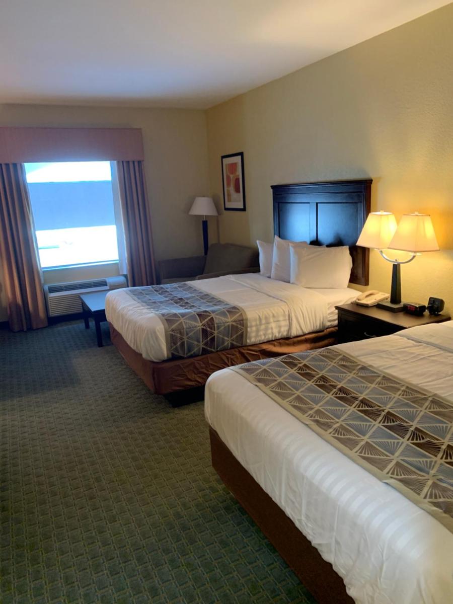 Ambassador Inn & Suites - image 4