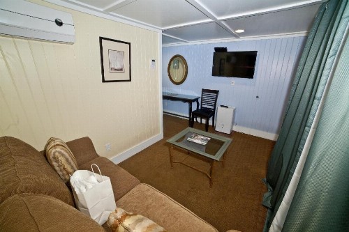 Georgianne Inn & Suites - image 30