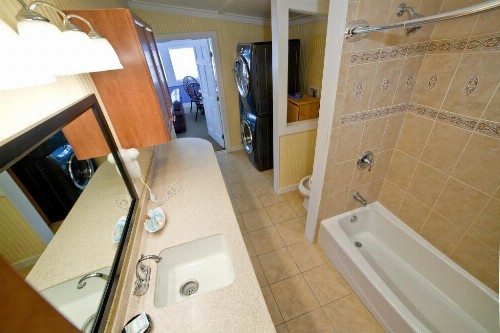 Georgianne Inn & Suites - image 37