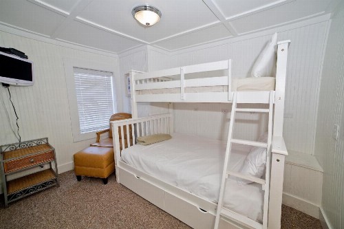 Georgianne Inn & Suites - image 42