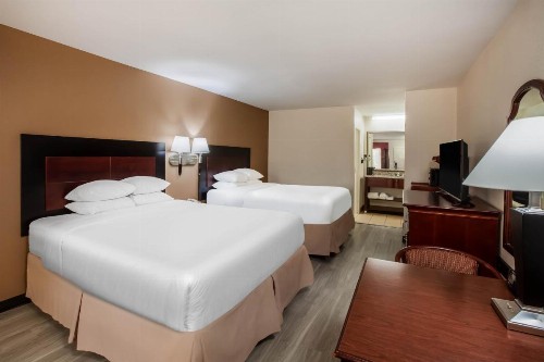 Days Inn & Suites by Wyndham Tyler - image 9