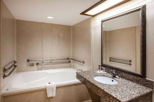 Days Inn & Suites by Wyndham Tyler - image 13