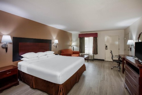 Days Inn & Suites by Wyndham Tyler - image 22