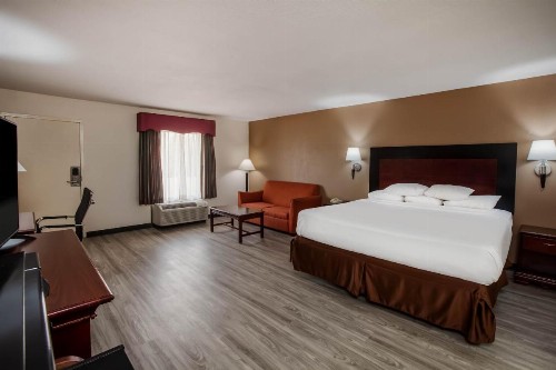 Days Inn & Suites by Wyndham Tyler - image 4
