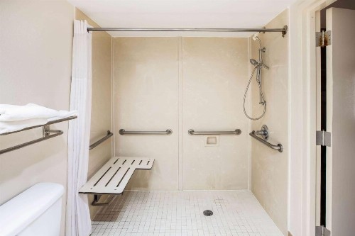 Days Inn & Suites by Wyndham Tyler - image 34