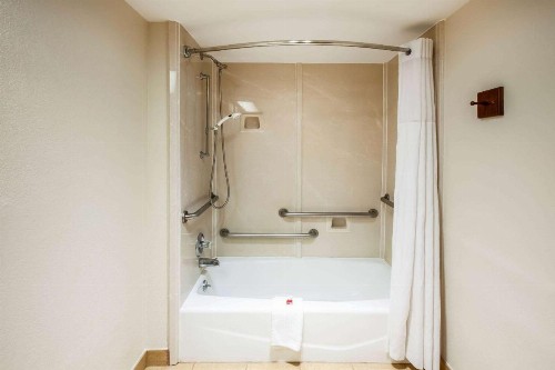 Days Inn & Suites by Wyndham Tyler - image 35