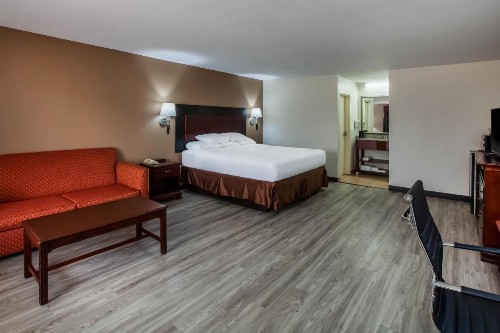 Days Inn & Suites by Wyndham Tyler - image 8