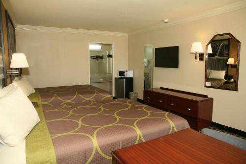 Super 8 by Wyndham Tyler TX - image 13