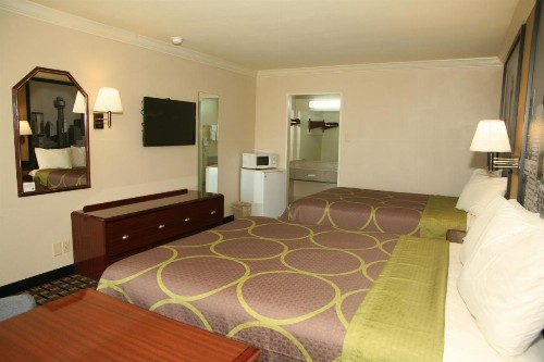 Super 8 by Wyndham Tyler TX - image 2