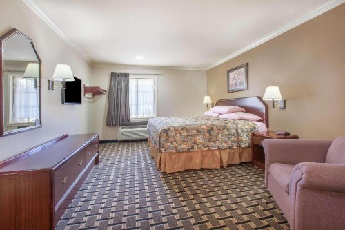 Super 8 by Wyndham Tyler TX - image 22