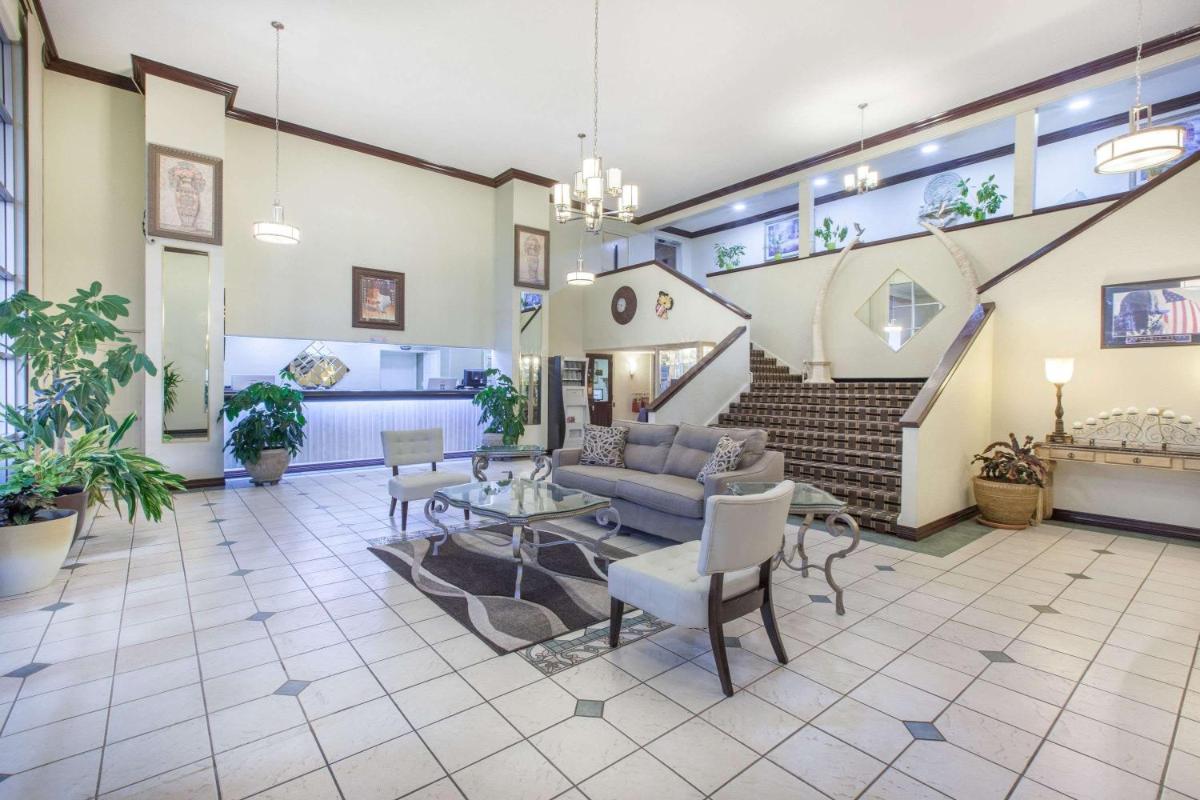 Super 8 by Wyndham Tyler TX - image 3