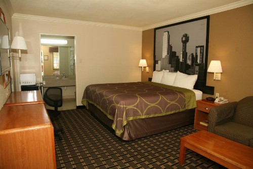 Super 8 by Wyndham Tyler TX - image 5