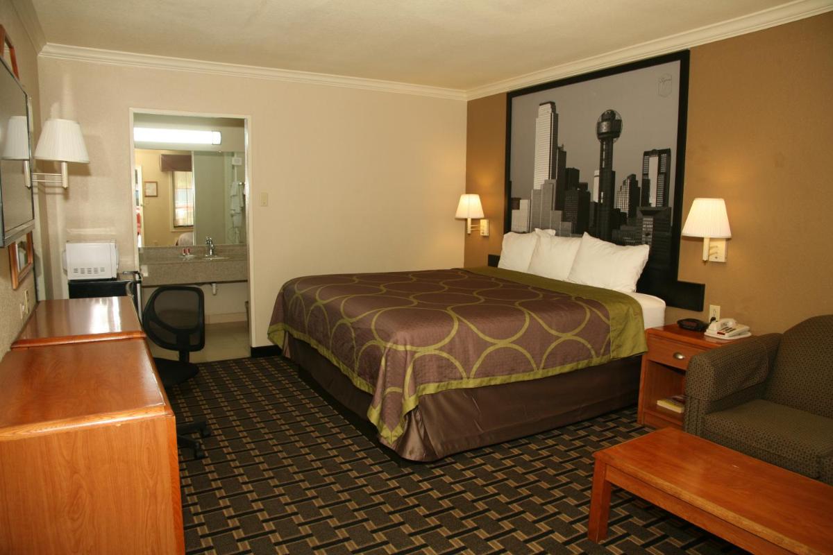 Super 8 by Wyndham Tyler TX - image 5