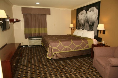 Super 8 by Wyndham Tyler TX - image 6