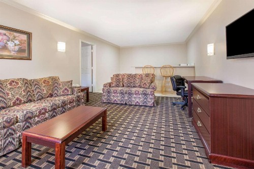Super 8 by Wyndham Tyler TX - image 7