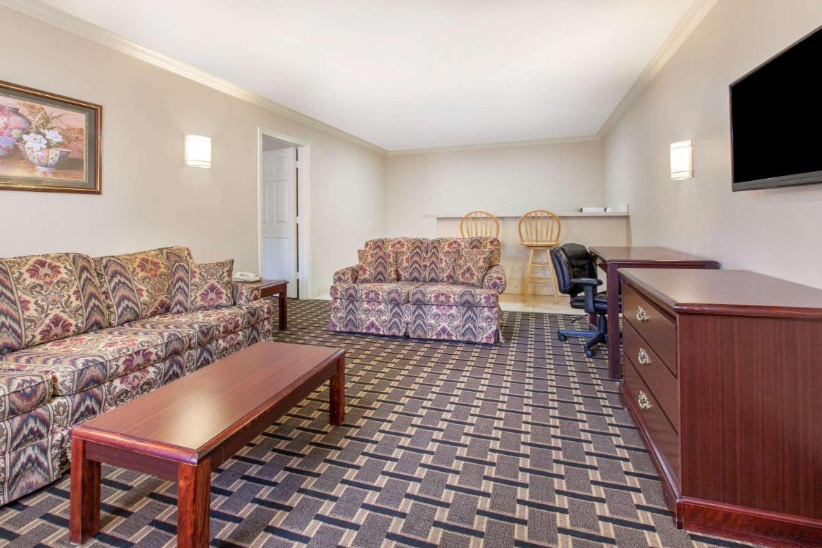Super 8 by Wyndham Tyler TX - image 7