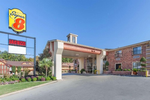 Super 8 by Wyndham Tyler TX - image 9
