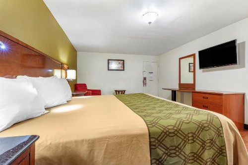 Rose City Inn & Suites - image 10