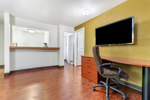 Rose City Inn & Suites - image 13