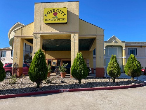 Rose City Inn & Suites - image 2