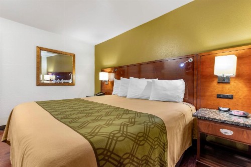 Rose City Inn & Suites - image 23