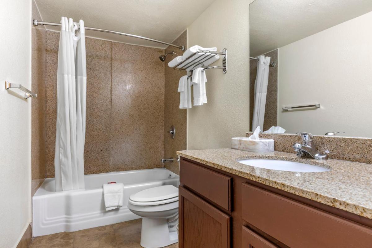 Rose City Inn & Suites - image 3