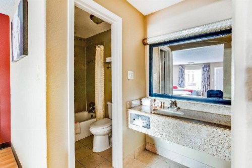 OYO Hotel Tyler Northwest Mineola Hwy - image 8
