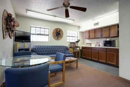 Country Side Inn - image 3