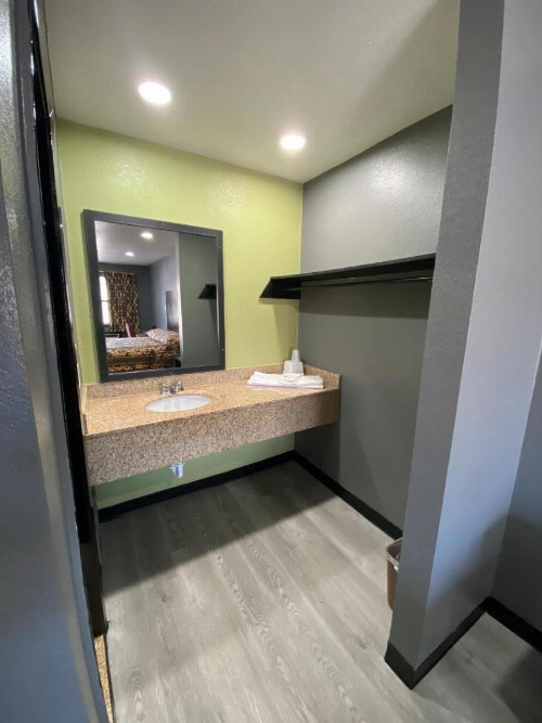 Town House Motel - image 10