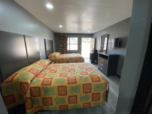 Town House Motel - image 11