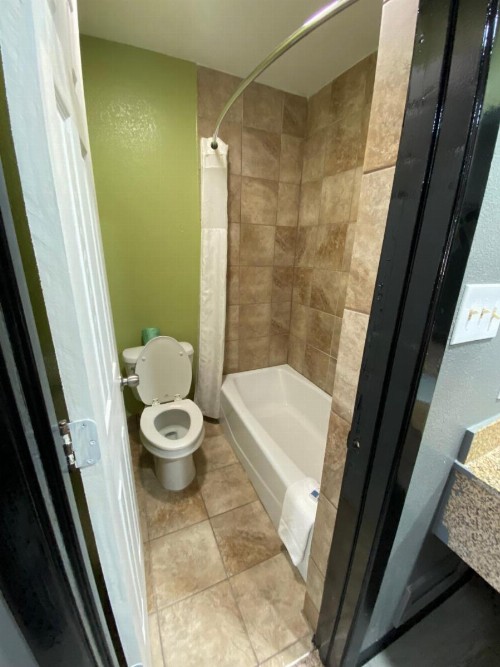 Town House Motel - image 4
