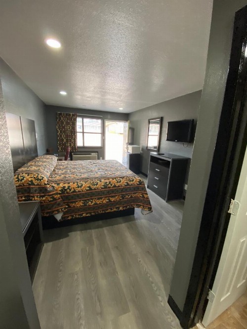 Town House Motel - image 8