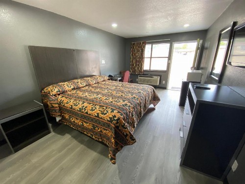 Town House Motel - image 9