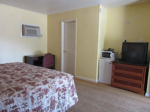 Relax Inn Tyler - image 7