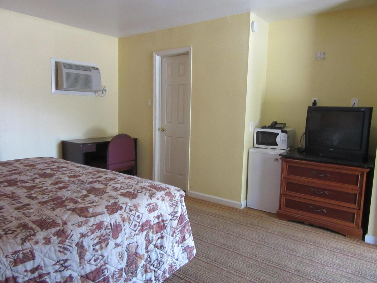 Relax Inn Tyler - image 7