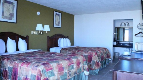 Royal Inn & Suites - image 10