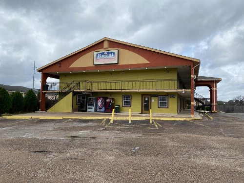 Royal Inn & Suites - image 11