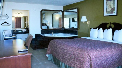 Royal Inn & Suites - image 12