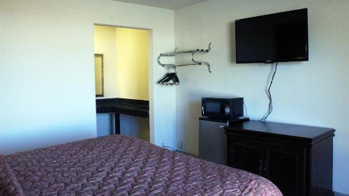 Royal Inn & Suites - image 2