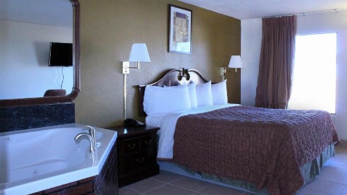 Royal Inn & Suites - image 4